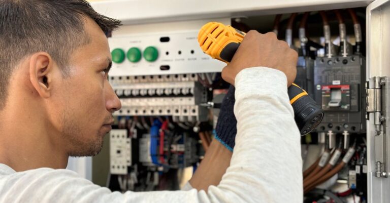 découvrez ce qu'est un circuit breaker, son rôle essentiel dans la protection des installations électriques, son fonctionnement, et les différents types utilisés en électricité.