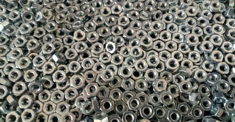 découvrez tout ce qu'il faut savoir sur les vis : types, utilisations, conseils de choix et astuces pour réussir vos projets de bricolage ou de construction.