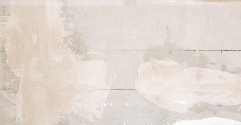 découvrez ce qu'est le skimming, une technique de fraude bancaire impliquant la copie des données de cartes de crédit. apprenez à identifier et à vous protéger contre cette menace.