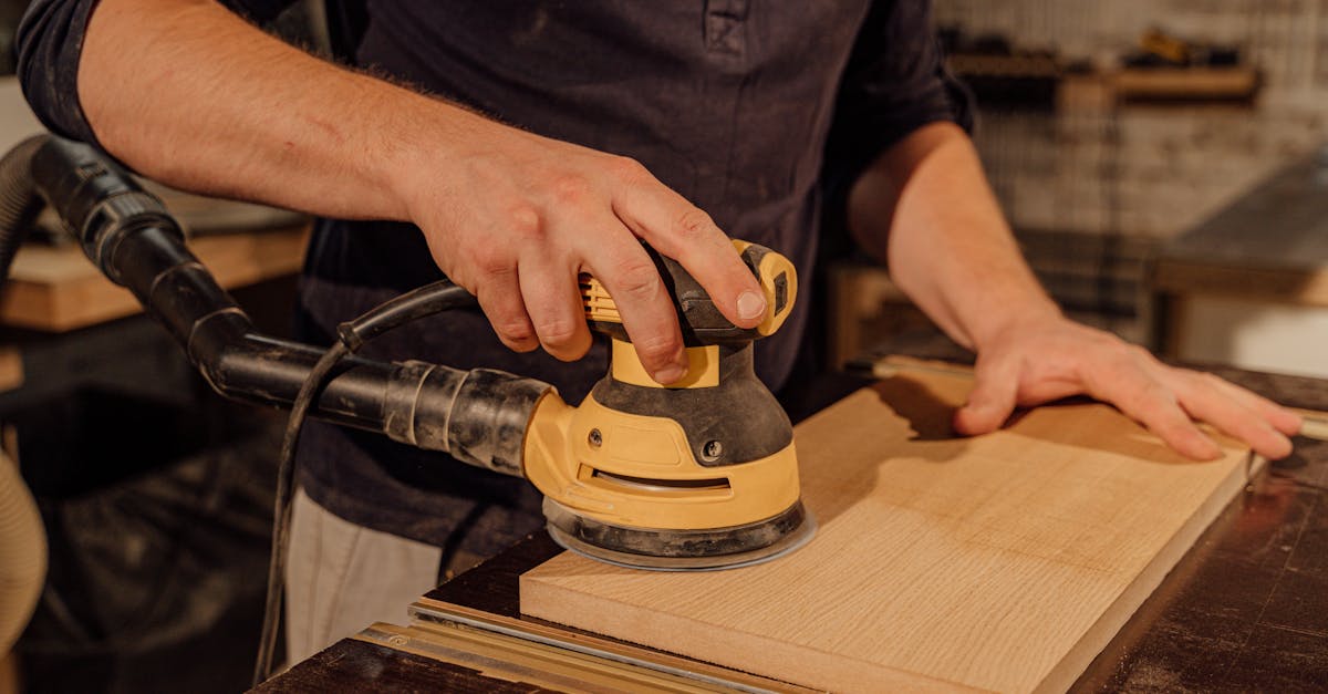 ponceuse à bande puissante et efficace pour un ponçage rapide et uniforme des surfaces en bois, métal et plus.