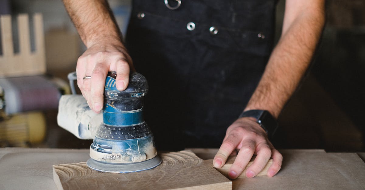 découvrez notre ponceuse à bande performante, idéale pour un ponçage rapide et efficace des surfaces en bois, métal et autres matériaux.
