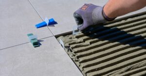 découvrez le coût d'installation de carrelage noir : prix moyens, facteurs influençant le tarif et conseils pour optimiser votre budget rénovation.