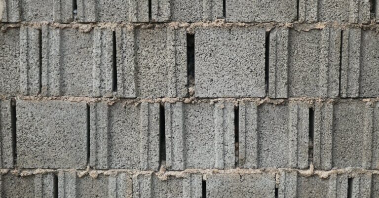 découvrez le poids standard des parpaings (cinder blocks) pour vos projets de construction et bricolage, avec des conseils pratiques pour choisir le bon modèle.