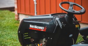 découvrez des méthodes efficaces pour couper de l'herbe haute sans utiliser de tondeuse, avec des astuces pratiques et des outils alternatifs.