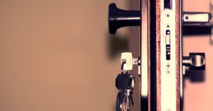 sécurité de porte sans perçage : protégez votre maison facilement et sans endommager vos portes grâce à des solutions simples et efficaces.