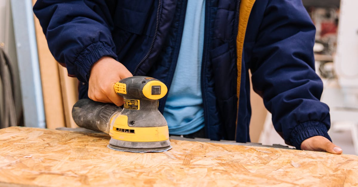 ponceuse à bande stationnaire puissante et précise, idéale pour le ponçage de grandes surfaces et les travaux d'atelier professionnels.