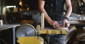 ponceuse à bande stationnaire puissante pour des travaux de ponçage précis et efficaces sur divers matériaux. idéale pour les ateliers et professionnels du bricolage.