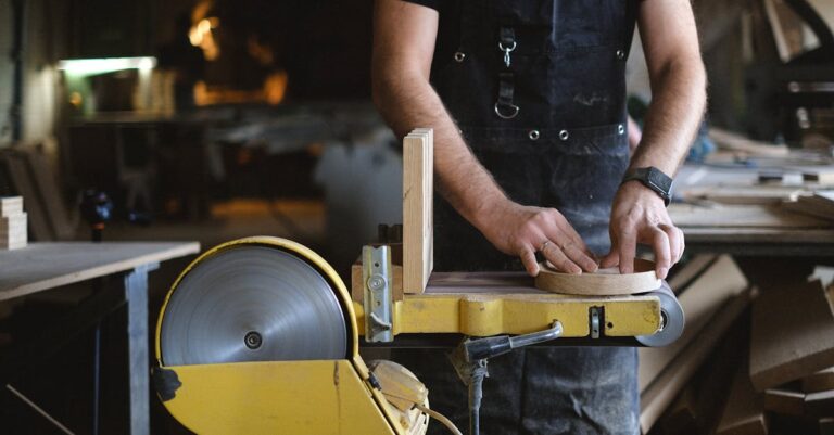 ponceuse à bande stationnaire puissante pour des travaux de ponçage précis et efficaces sur divers matériaux. idéale pour les ateliers et professionnels du bricolage.