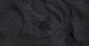 un weep hole est un petit orifice dans les murs ou les structures, conçu pour permettre l'évacuation de l'eau et prévenir l'accumulation d'humidité, assurant ainsi la durabilité et la protection des bâtiments.