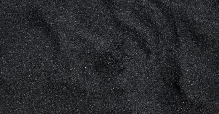 un weep hole est un petit orifice dans les murs ou les structures, conçu pour permettre l'évacuation de l'eau et prévenir l'accumulation d'humidité, assurant ainsi la durabilité et la protection des bâtiments.