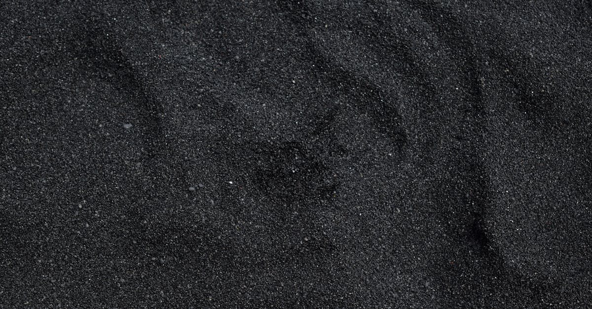 un weep hole est un petit orifice dans les murs ou les structures, conçu pour permettre l'évacuation de l'eau et prévenir l'accumulation d'humidité, assurant ainsi la durabilité et la protection des bâtiments.