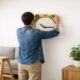 découvrez nos conseils pratiques pour accrocher et positionner parfaitement votre horloge murale, alliant esthétique et fonctionnalité dans votre intérieur.
